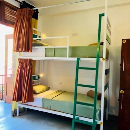 Downtown Hostels Элла Экстерьер фото