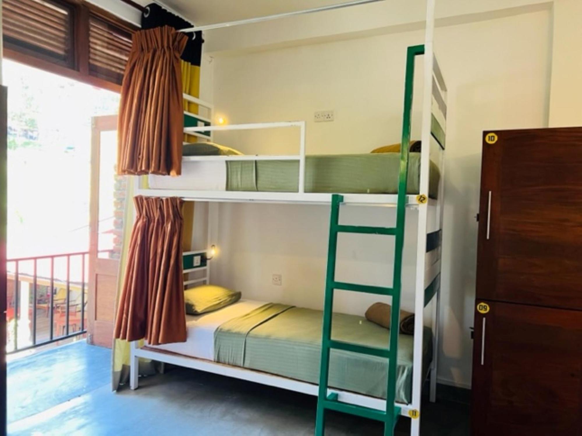 Downtown Hostels Элла Экстерьер фото