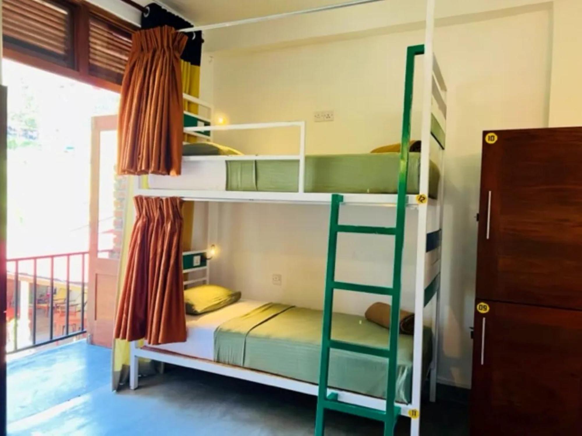 Downtown Hostels Элла Экстерьер фото